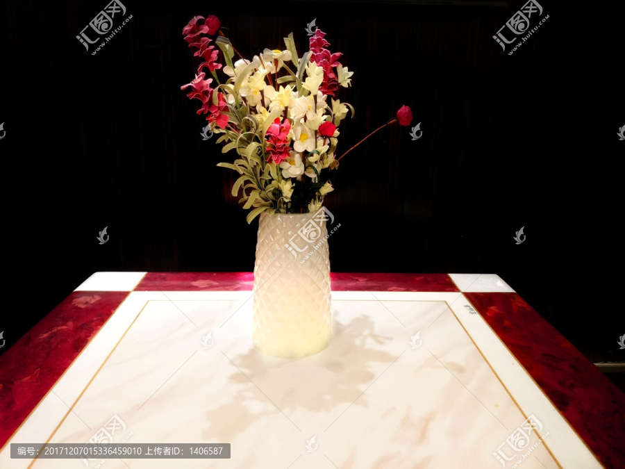 桌上一束花