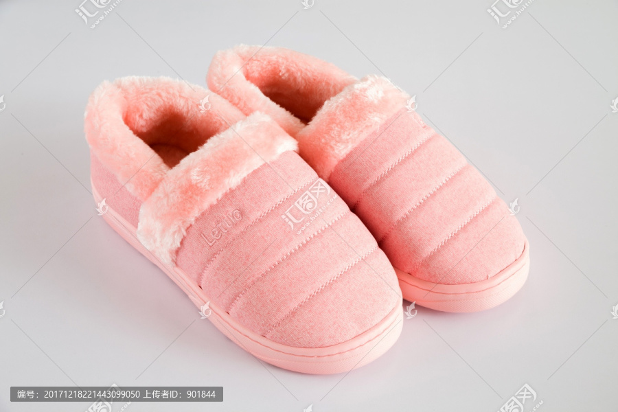 一双粉红色保暖鞋
