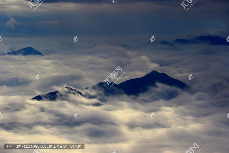 航拍青海云海山峰