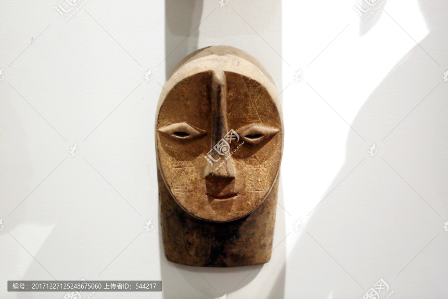 非洲雕刻妇人脸面具