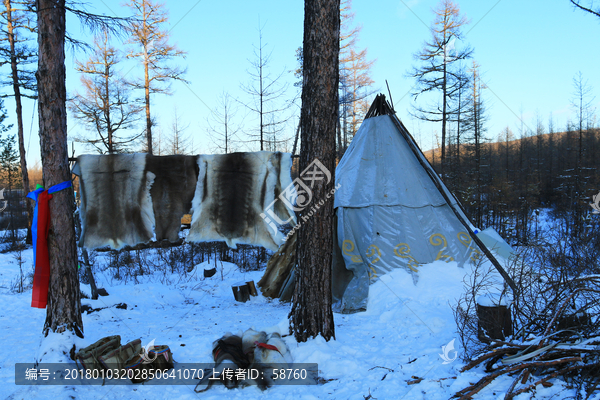 猎民在冬营地居住的撮罗子
