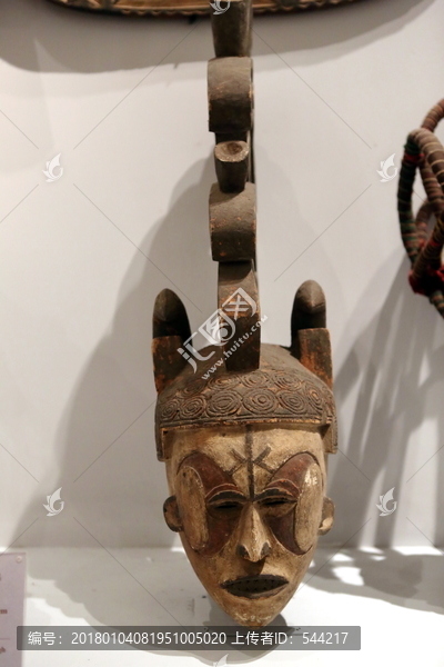 非洲雕刻带帽男子面具