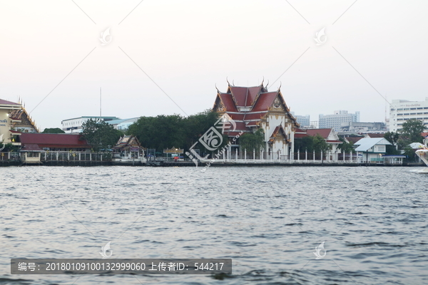 泰国湄湄南河岸寺庙