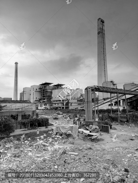 拆迁中的工厂黑白照