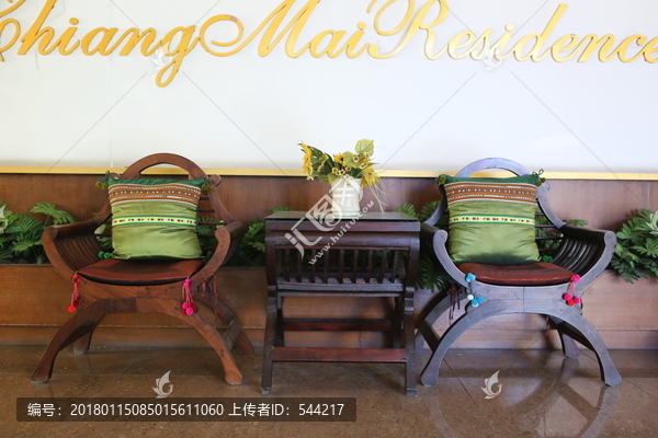 泰式木椅和茶几