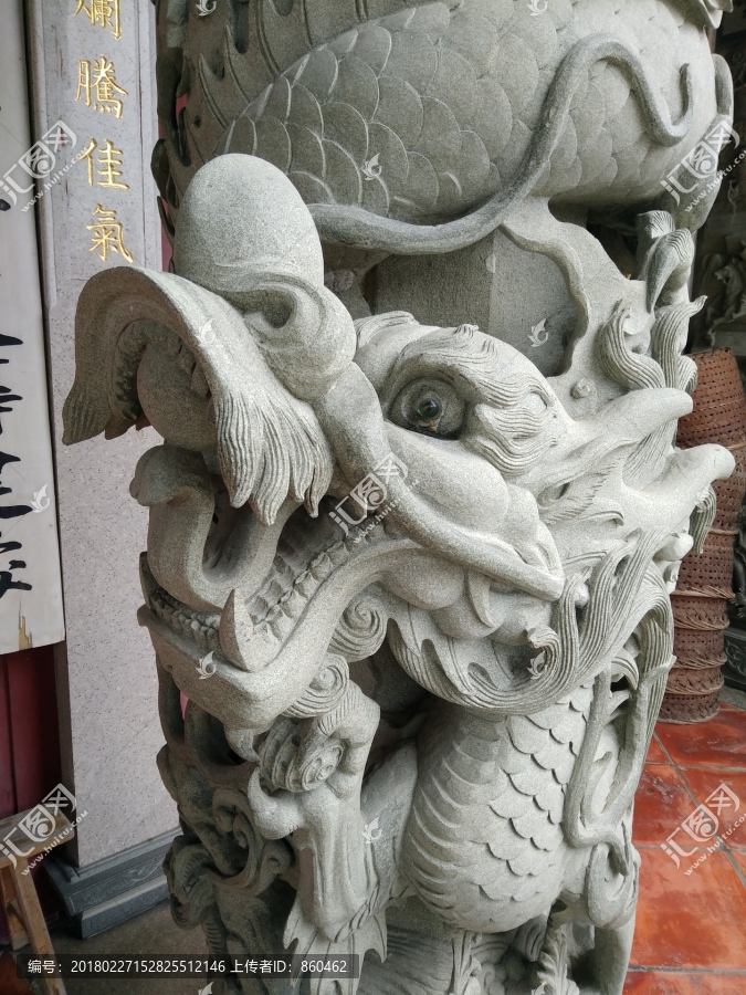 龙雕石柱