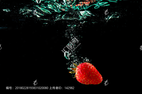 水中的,草莓