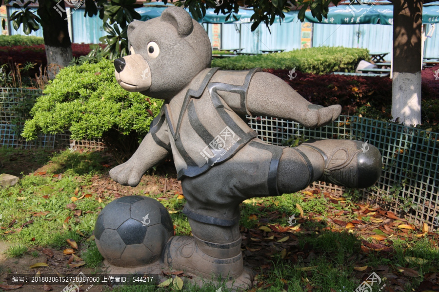 踢足球的熊猫雕像