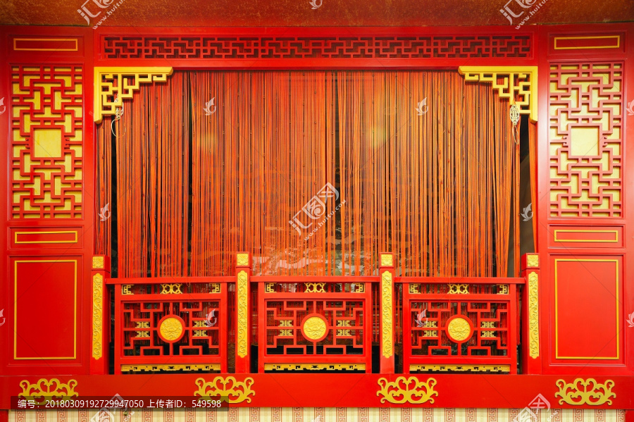 红色中式实木雕花门窗
