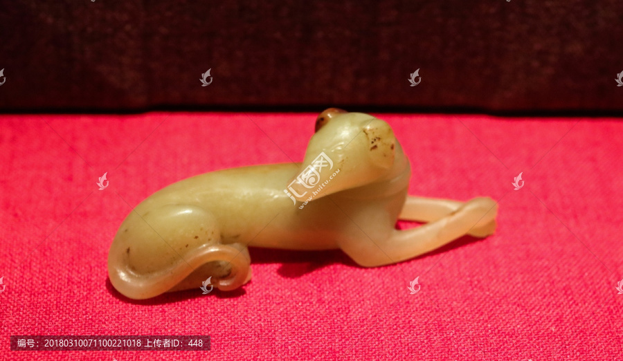清代黄玉卧犬