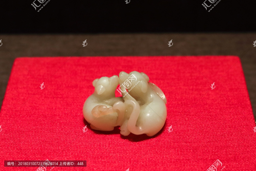 白玉衔灵芝双犬