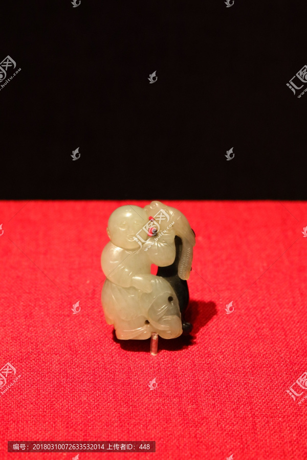 清代巧作童子架鹦戏犬玉饰件