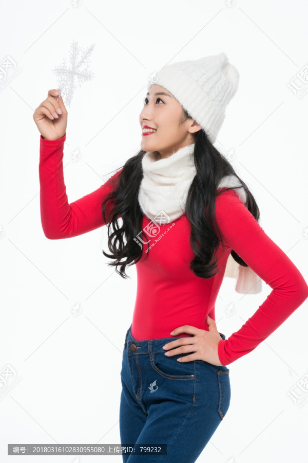 年轻女子拿着雪花道具