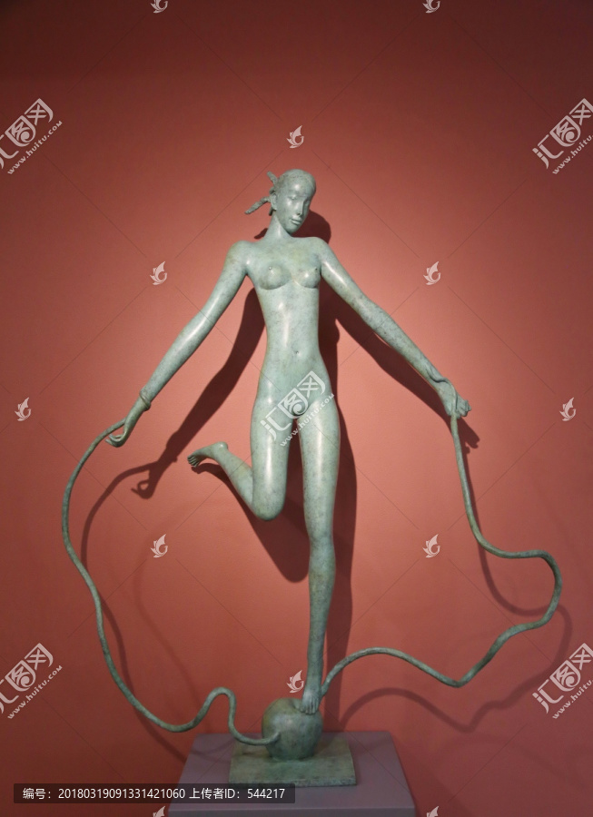 铜雕跳绳的裸体少女