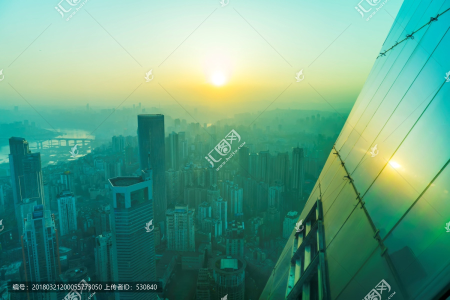 夕阳下的城市建筑摩天大楼玻璃