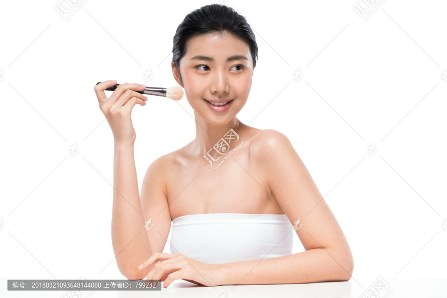 美女手拿化妆刷