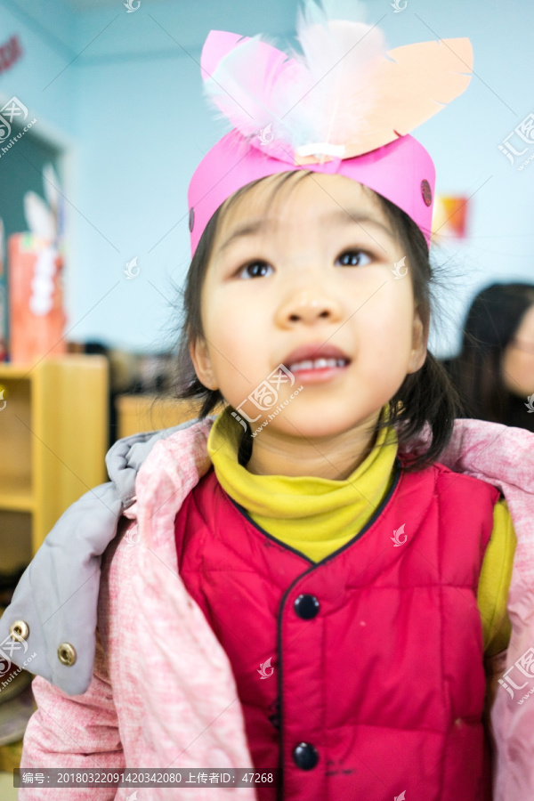 抬起头的小女孩