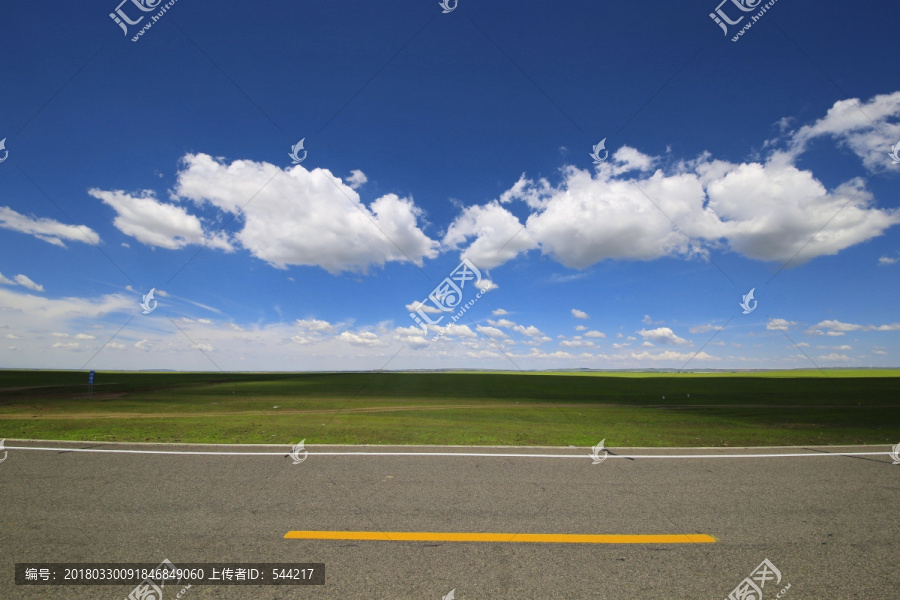 草原天路公路和蓝天白云