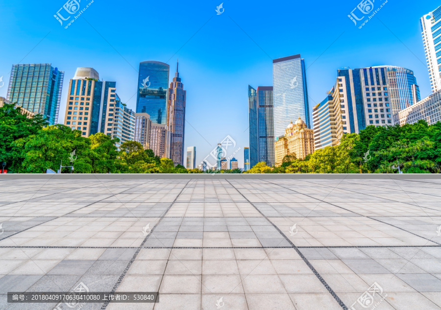 前景为广场地砖的广州金融区建筑