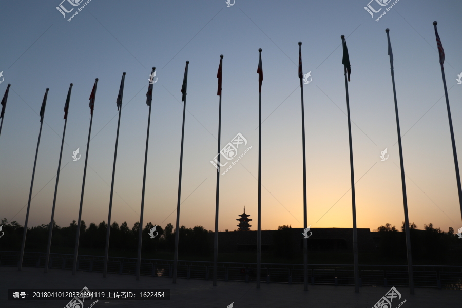 夕阳下的旗帜