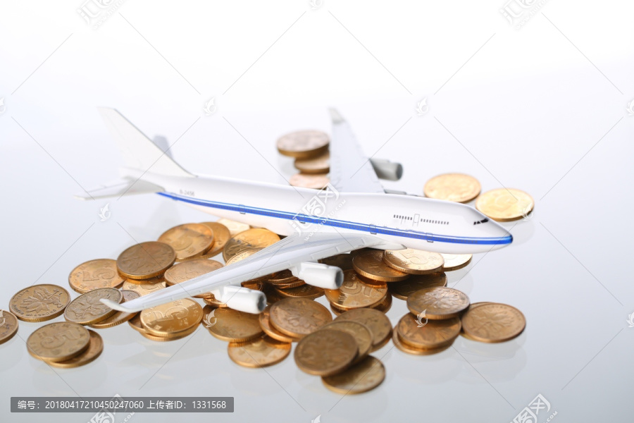 白底上的飞机模型和硬币