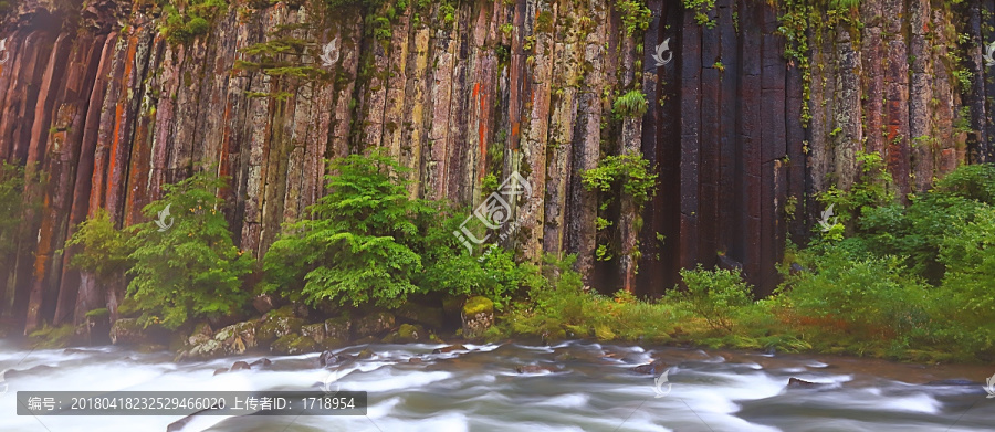 火山岩石与奔腾的河流