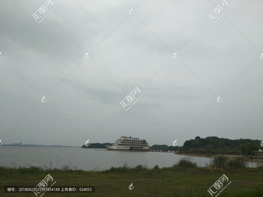 远眺湖面