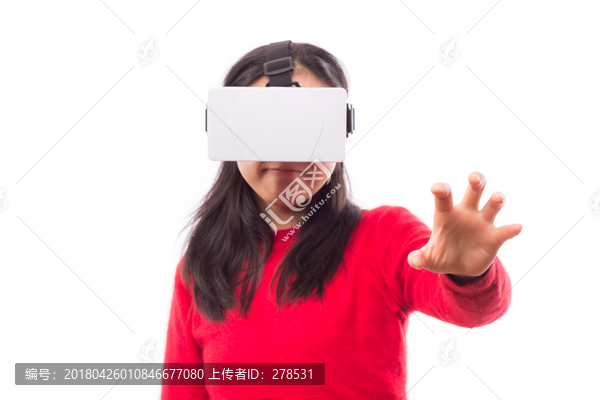 戴着虚拟眼镜伸出手的女人