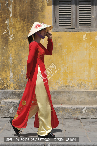 传统服装的越南妇女