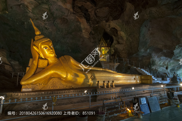 在洞穴寺佛的金色雕像
