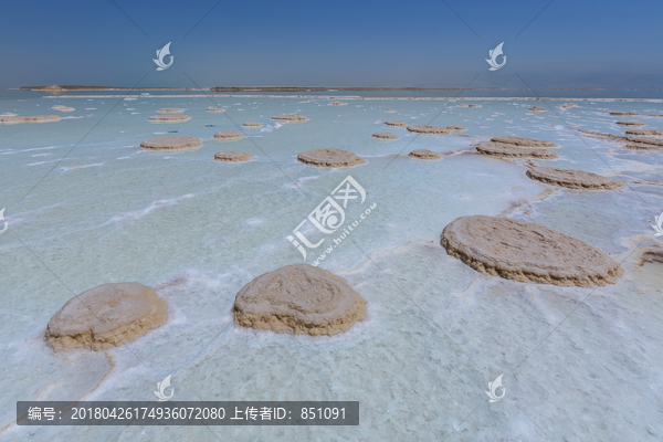 结晶盐覆盖以色列死海的海滩