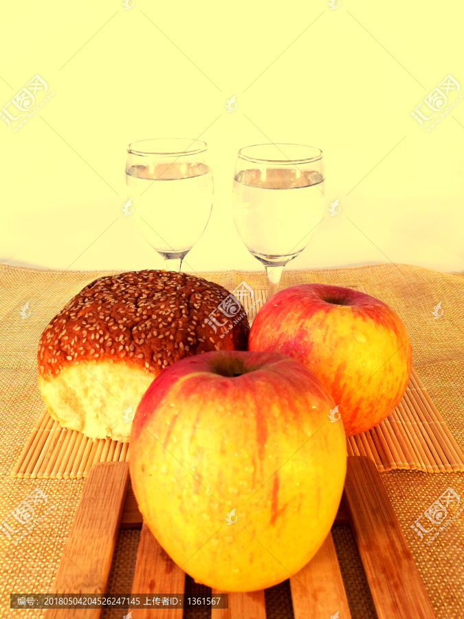面包,苹果,红酒杯