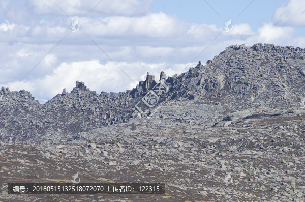 嶙峋怪石