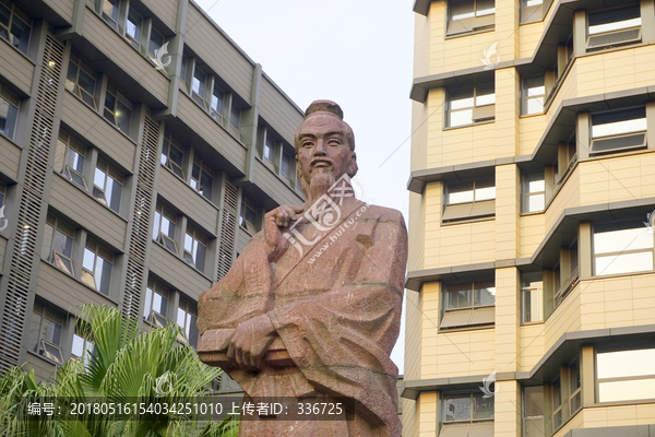 中医名家雕塑,张仲景塑像