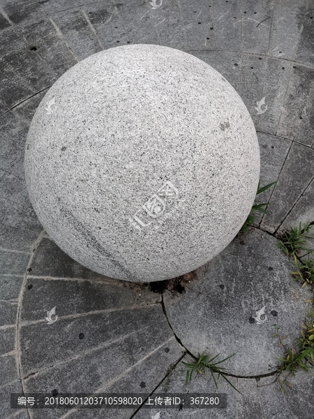 圆圆的石球