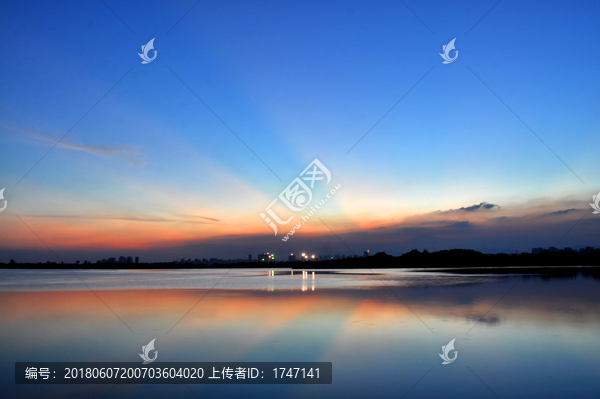 傍晚湖边