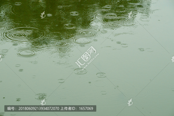 下雨的水面