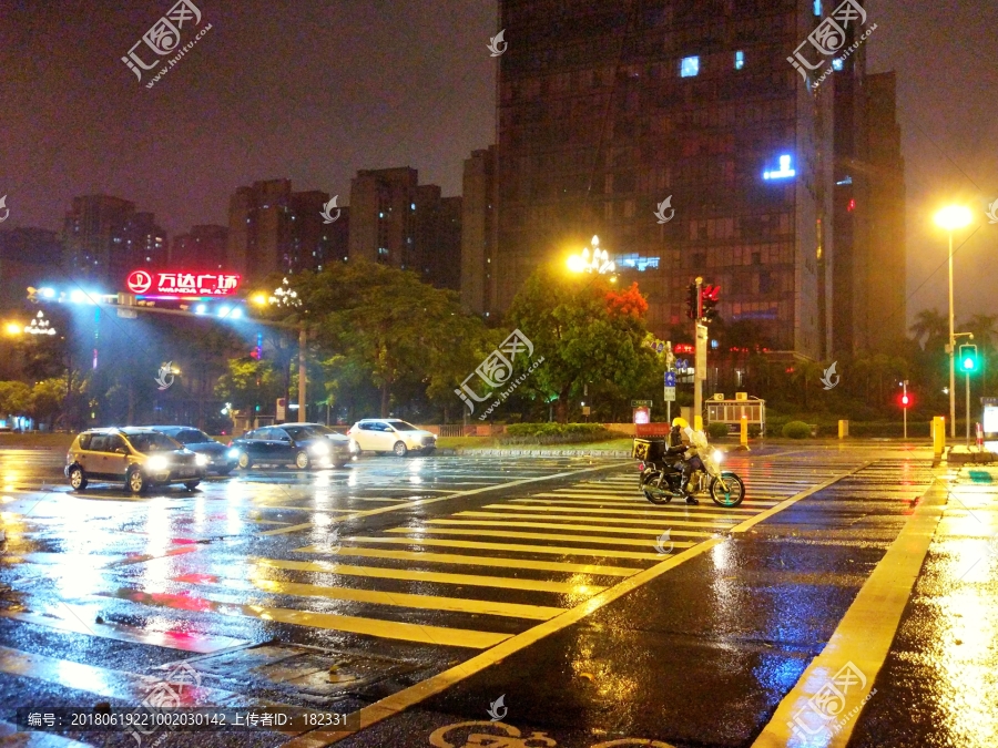 雨夜城市路口