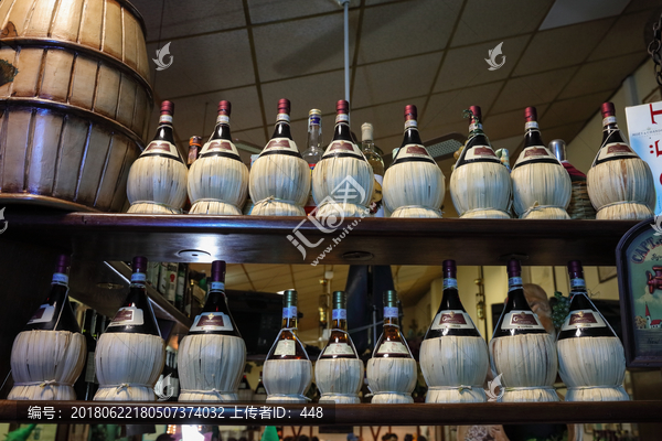 酒吧里的酒展示