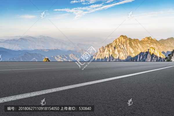 公路路面和自然山水风景