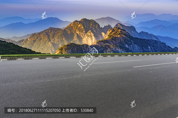 城市道路沥青路面和远山