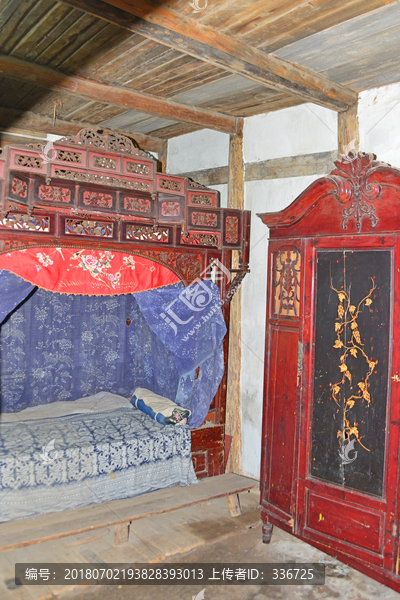 中式卧房家具雕花木床
