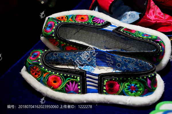 彝族绣花鞋