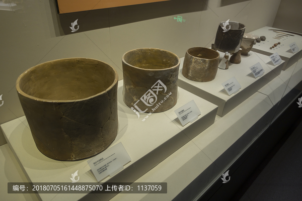 新石器时代桶形平底陶盂