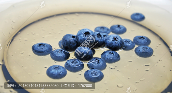 水中的蓝莓
