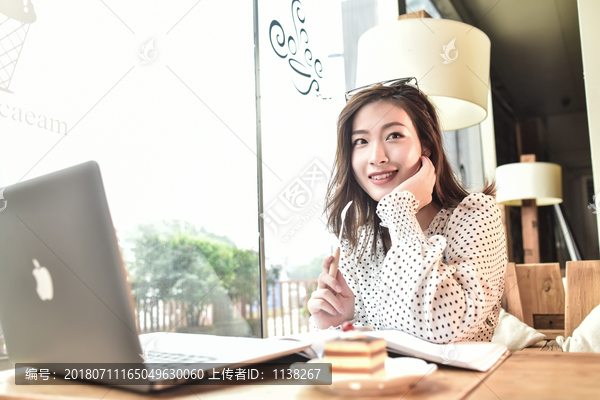 咖啡馆里的女人