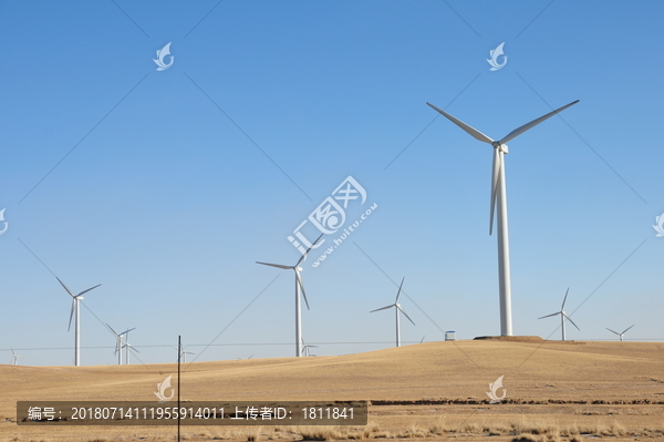 内蒙古戈壁滩沙漠里的风车