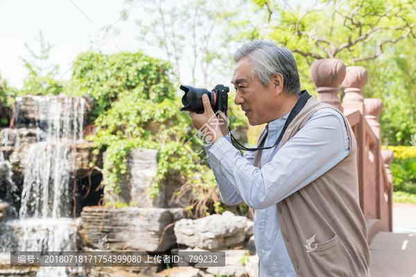 老年男人旅游