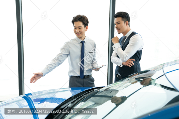 年轻男士选购汽车