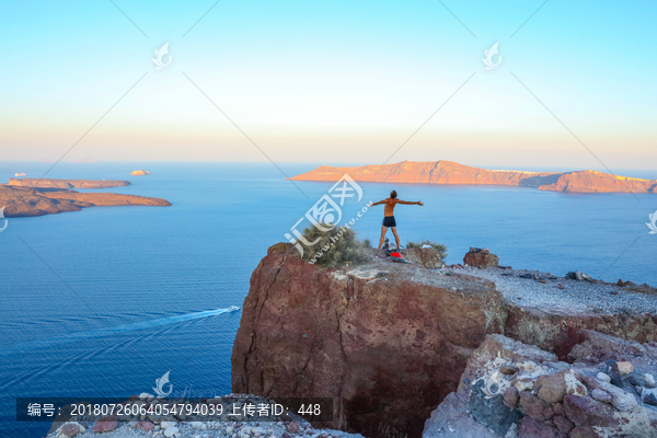 希腊圣托里尼岛站在悬崖上的人